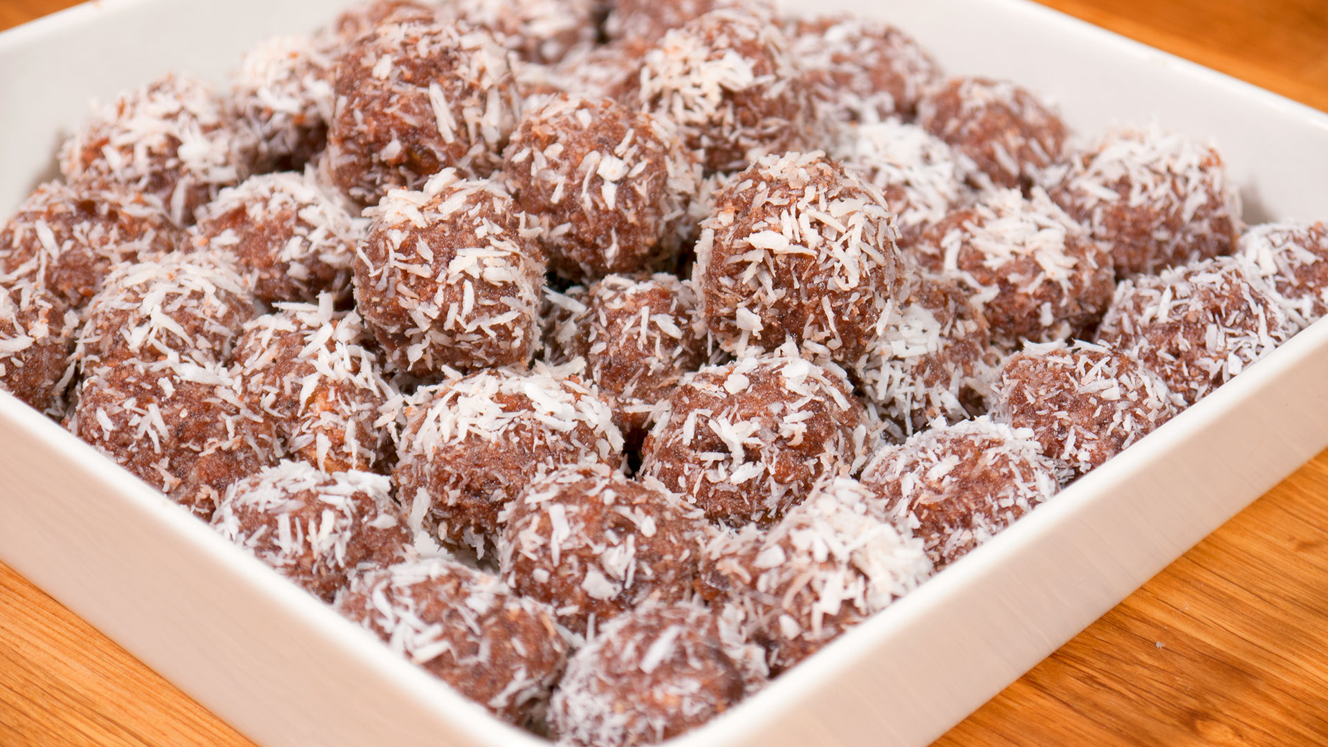 Almond date balls with coconut