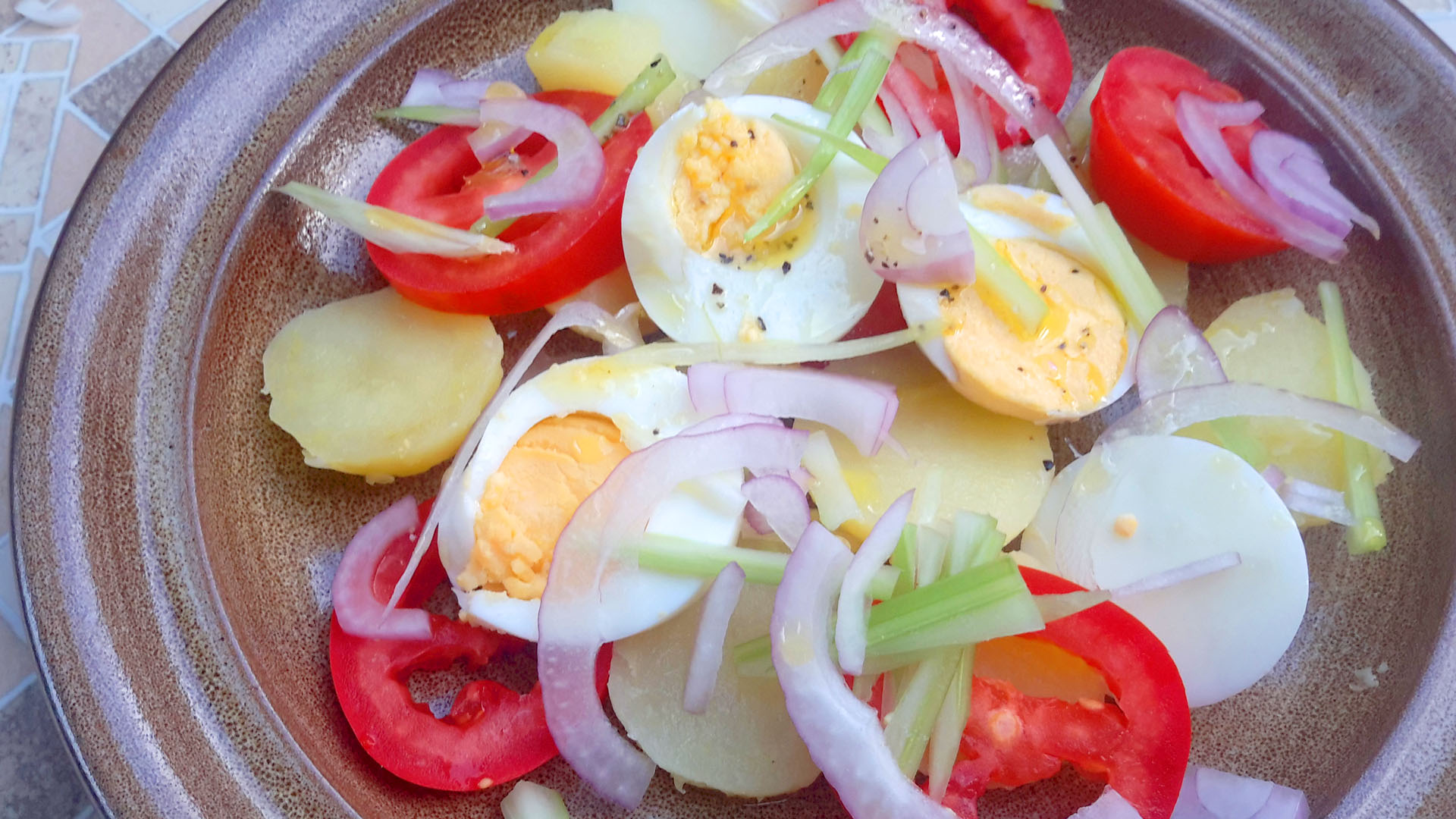 Américaine (American) - salad with potato, egg and tomato