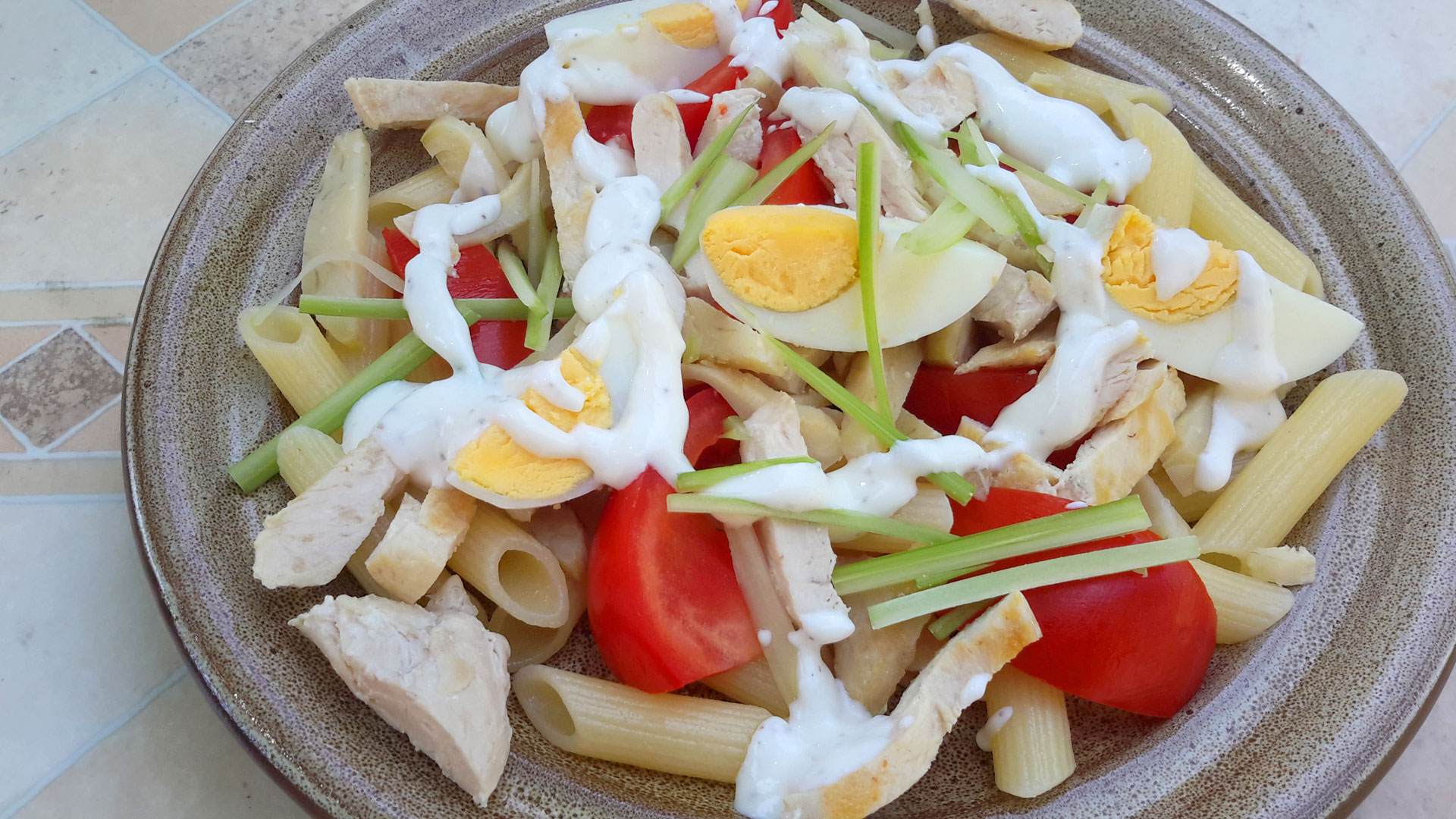 Bagration (General from Napoleonic era) - Lettuce with pasta, tomato, egg, chicken and heart of artichoke