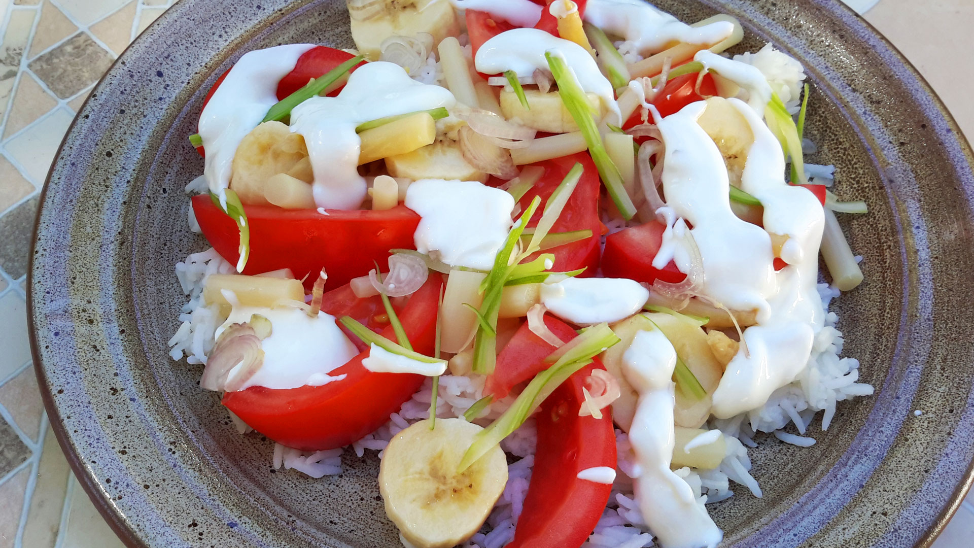 Canaille - salad with rice, tomatoes, asparagus and banana