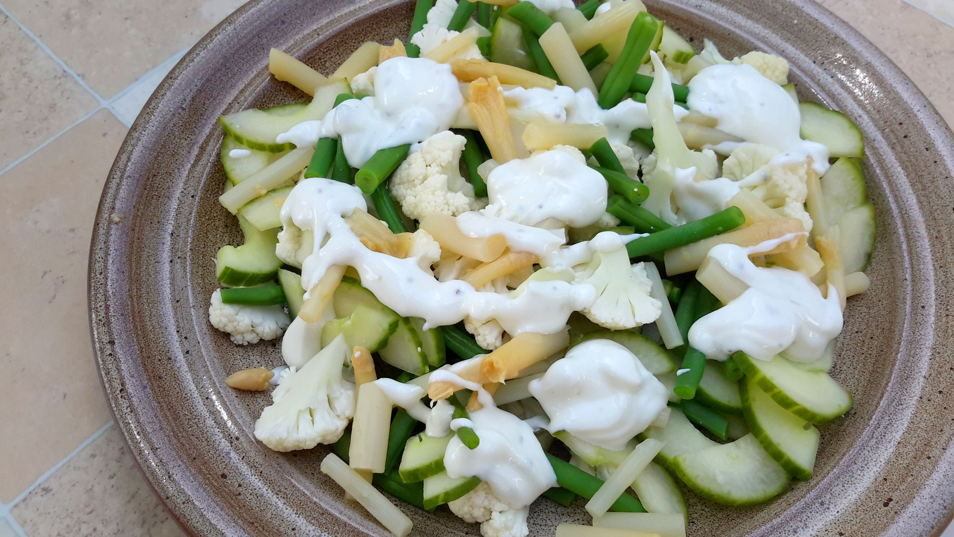 Irma (after cookbook author Irma S. Rombauer) - salad with cauliflower, cucumber, beans and asparagus