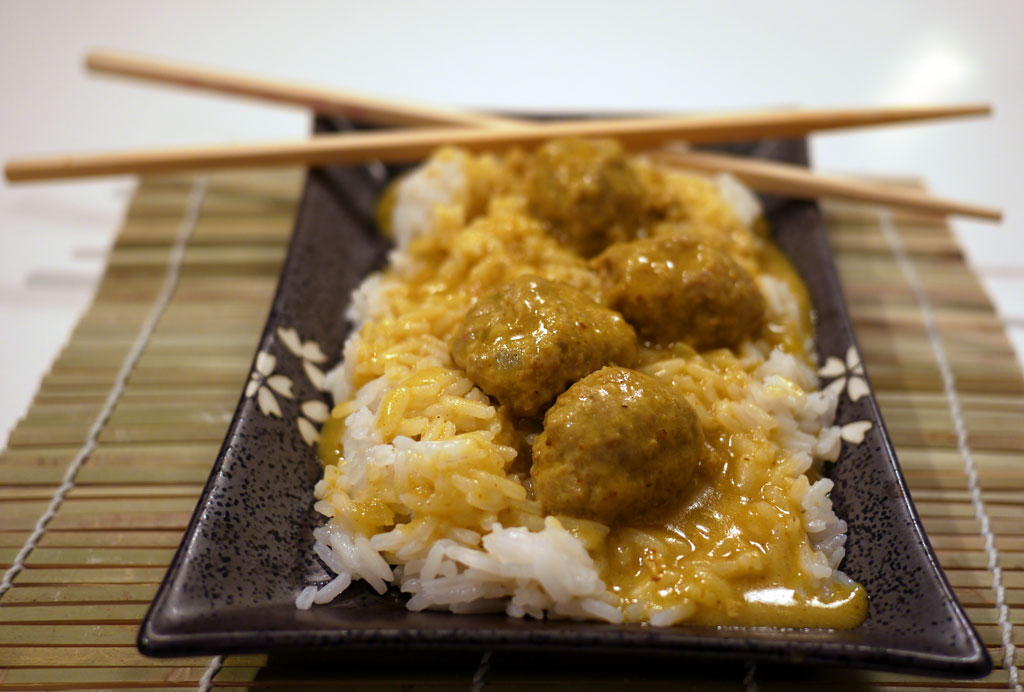 Meatballs in curry sauce