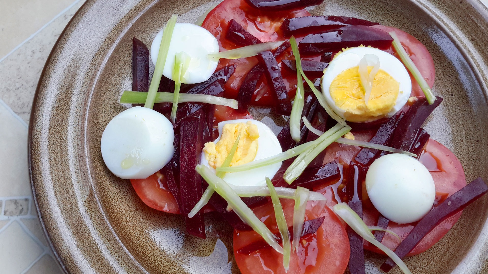 Mercedes - salad with beetroot, tomato and egg