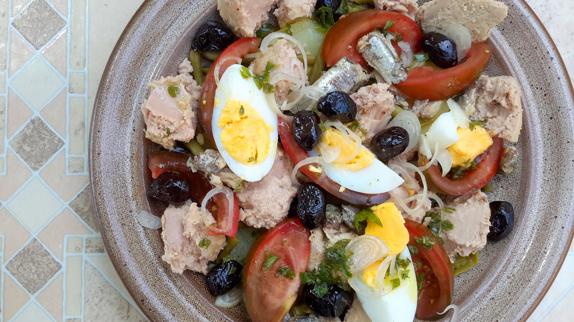 Nicoise salad (nicoise: olive species) - salad with tuna, olives, tomato, potato og eggs