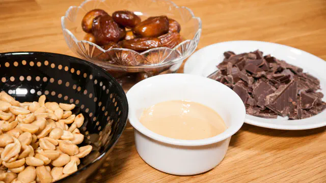 Peanut date balls