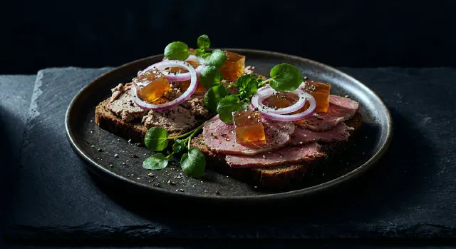 Smørrebrød with Dyrlægens Natmad
