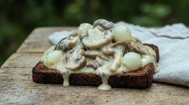 Mushrooms à la Crème on Butter-Toasted Rye Bread