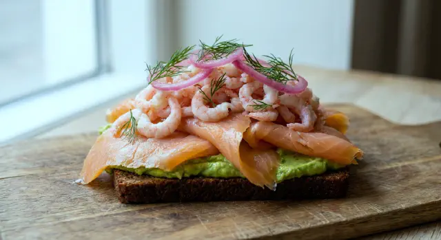 Smoked salmon with prawns and avocado