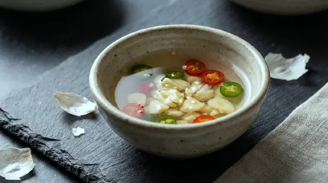 Suka at Bawang (Filipino Vinegar-Garlic Dip)