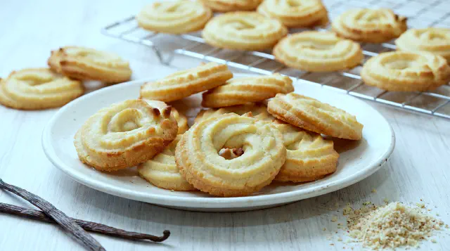 Vanillekranse — Danish Vanilla Wreaths