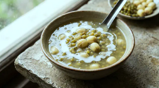 Vietnamese Green Bean and Lotus Seed Soup